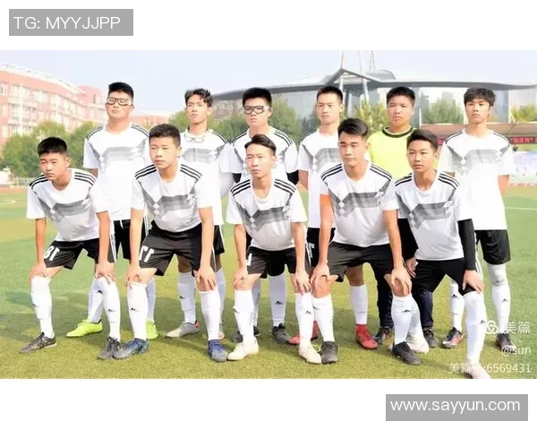 足球明星穿破鞋的真实瞬间展现运动员不屈精神与拼搏毅力 足球明星穿破鞋的真实瞬间展现运动员不屈精神与拼搏毅力