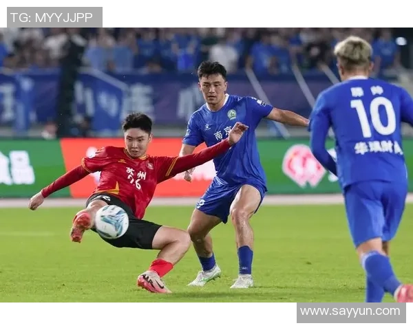 南京足球队的逆袭之旅：从低谷到辉煌的奋斗历程与荣耀时刻