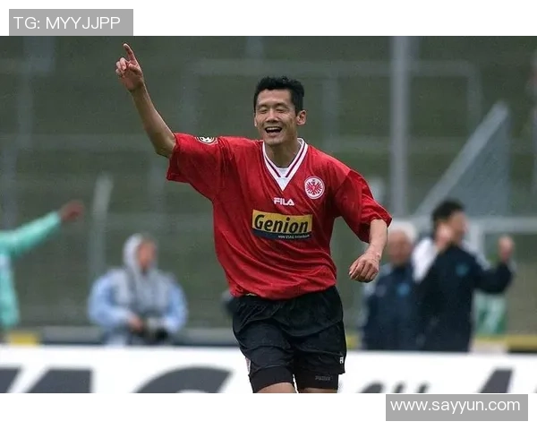 足球明星18号红色球衣闪耀赛场展现无与伦比的风采与激情