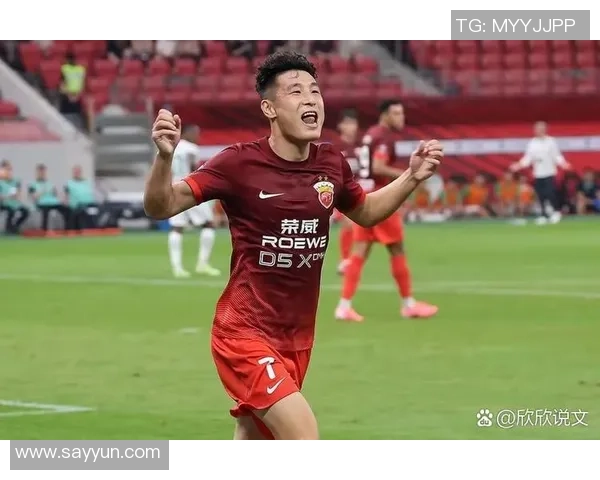 足球明星魅力四射的经典瞬间图片集锦，尽显他们的风采与激情