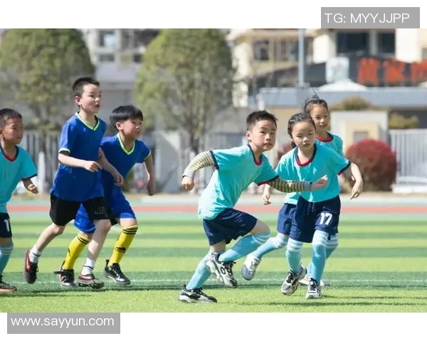 足球明星与女儿共度亲子时光打球视频展现温馨互动与运动乐趣 足球明星与女儿共度亲子时光打球视频展现温馨互动与运动乐趣